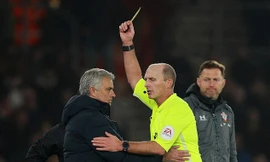Mourinho lĩnh thẻ vì đến khu vực của đối thủ.