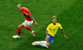Valon Behrami liên tục phạm lỗi với Neymar trong trận Thụy Sĩ hòa Brazil 1-1.