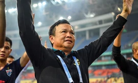 HLV Sirisak Yodyadthai không đủ điều kiện dẫn dắt tuyển Thái Lan