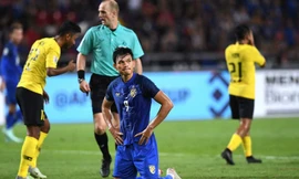 Adisak Kraisorn quỳ gối sau thất bại