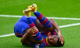 Ansu Fati đau đớn sau khi dính chấn thương.