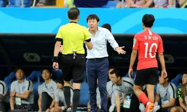 HLV Shin Tae-yong buồn vui lẫn lộn khi đánh bại Đức.