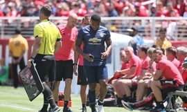 Antonio Valencia chấn thương ngay phút thứ 7