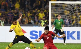 Đình Trọng tranh bóng với Zaquan Adha. Ảnh: AFF