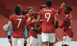 Bruno Fernandes ăn mừng cùng các cầu thủ M.U.