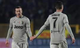 Bernardeschi (trái) khó có thể tiếp tục làm đồng đội của Ronaldo tại Juve