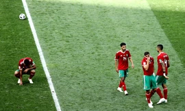 Các cầu thủ Morocco buồn bã sau thất bại. 