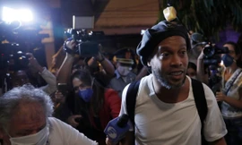 Ronaldinho được người hâm mộ và truyền thông săn đón sau khi ra tù.