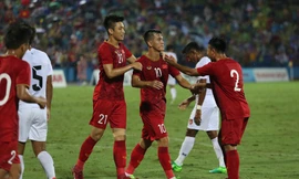 Tiến Linh ăn mừng bàn thắng với các đồng đội. Ảnh: Duy Phạm