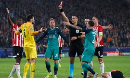 Hugo Lloris nhận thẻ đỏ trước PSV
