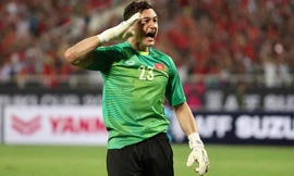 Đặng Văn Lâm chào cờ theo kiểu "chú bộ đội".