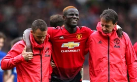 Eric Bailly đau đớn rời sân trước Chelsea