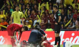 Cầu thủ Việt Nam liên tục phải nằm sân. Ảnh: Hữu Phạm