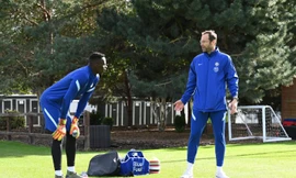Cech trực tiếp hướng dẫn thủ môn mới của Chelsea, Mendy trong thời gian qua.