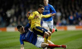 Pha bóng khiến Lucas Torreira dính chấn thương nặng.