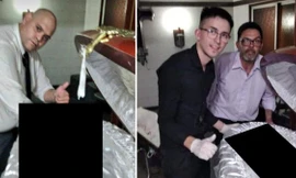 Ba người đàn ông vô lễ với thi thể Maradona.