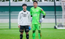 Công Phượng chụp ảnh kỷ niệm cùng thủ môn Kawin Thamsatchanan.