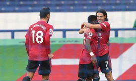 Các cầu thủ M.U ăn mừng bàn thắng của Cavani.