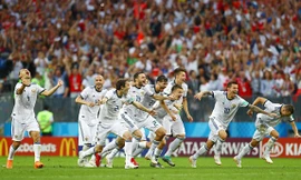 Niềm vui của các cầu thủ Nga sau khi đánh bại Tây Ban Nha trong loạt "đấu súng" cân não.