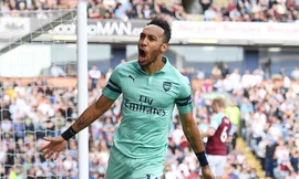 Aubameyang lập cú đúp vào lưới Burnley