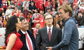 Tỷ phú John W Henry (giữa) nói chuyện với HLV Jurgen Klopp