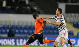 Matic đuổi theo Demba Ba trong vô vọng