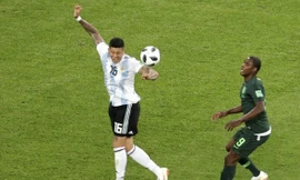 Marcos Rojo để bóng chạm tay trong vòng cấm nhưng Argentina không bị phạt đền.
