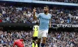Aguero ăn mừng bàn thắng vào lưới Huddersfield
