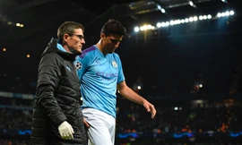 Rodri buồn bã rời sân.