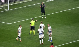 VIDEO: Liverpool được hưởng quả phạt đền ‘trên trời rơi xuống’