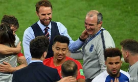 HLV Gareth Southgate chia vui với các học trò.