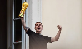 Hôm qua, Antoine Griezmann đã trở về quê nhà Macon sau chiến công giúp Pháp vô địch World Cup 2018. Tại đây, tiền đạo này được hơn 2.000 người hâm mộ chào đón nhiệt tình.