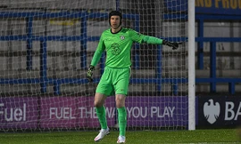 Petr Cech tái xuất với mũ bảo hộ quen thuộc.