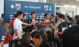 HLV Akira Nishino trả lời báo chí sau khi trở về Thái Lan.