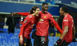 Cavani ăn mừng bàn thắng phút chót cùng đồng đội.