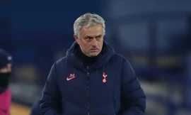 Tottenham buộc phải giữ HLV Jose Mourinho vì tiền đền bù quá lớn.