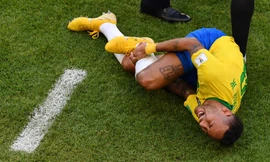 Neymar đau đớn lăn lộn dù chỉ va chạm nhẹ với đối thủ