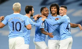 Raheem Sterling ăn mừng bàn thắng cùng các đồng đội.