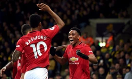 Martial ăn mừng bàn thắng cùng đồng đội.