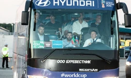 HLV Joachim Low và các thành viên tuyển Đức thất thần trên xe buýt.