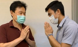 Chủ tịch Chiangmai United, Chuchai Lertpongadisorn (trái) chào đón Sarawut. Ảnh: Bangkok Post.