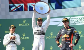 Valtteri Bottas nâng cúp chiến thắng ở chặng đua F1 đầu tiên trong năm 2019