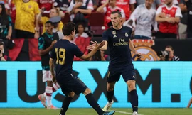 Gareth Bale ăn mừng bàn thắng cùng đồng đội.