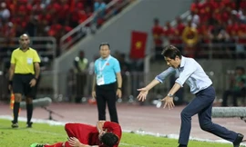  Nishino Akira phản ứng với Bùi Tiến Dũng.