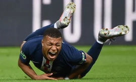  Kylian Mbappe la hét đầy đau đớn sau khi bị phạm lỗi.