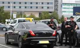 Các cảnh sát với vũ khí khủng bảo vệ Man Utd về nước