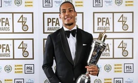 Van Dijk rạng rỡ nhận giải Cầu thủ xuất sắc nhất Ngoại hạng Anh