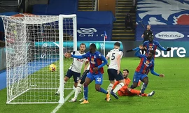 Sai lầm của Lloris khiến Tottenham mất điểm.