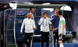 HLV Jorge Sampaoli hỏi Messi trước khi thay người.
