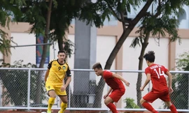 Faiq Bolkiah (số 9) gây sốc khi tự xếp mình vào đội hình chính của Brunei.